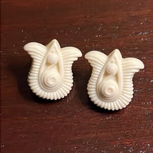 Vintage 1982 Avon Gracious Tulip pierced earrings